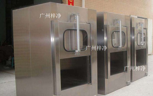 傳遞窗廣泛應用于微細科技、生物實驗室、制藥廠、醫院、食品加工業、LCD、電子廠等等一切需要空氣凈化的場所。