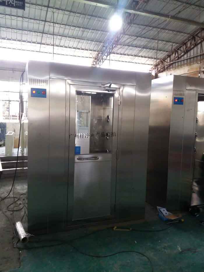 風(fēng)淋室應(yīng)配備高效過濾器，確保過濾效率達(dá)到行業(yè)要求。