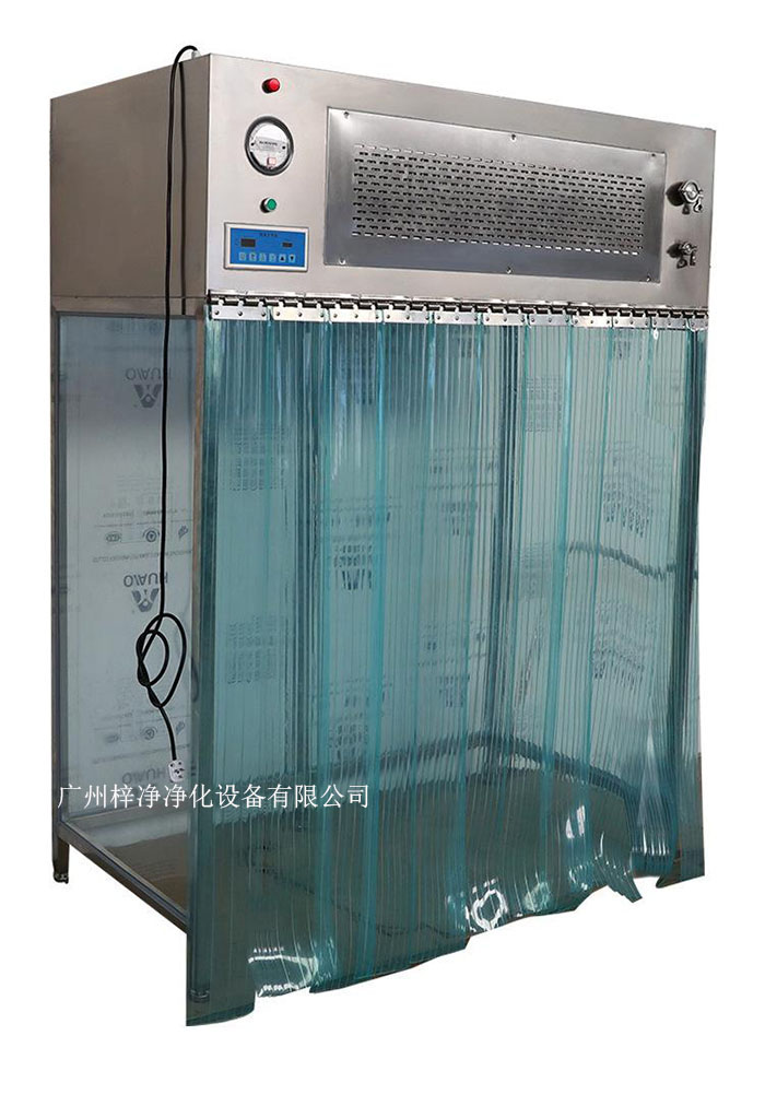 百級潔凈層流罩它主要由箱體、風機、初效空氣過濾器、高效空氣過濾器、阻尼層、燈具等組成。