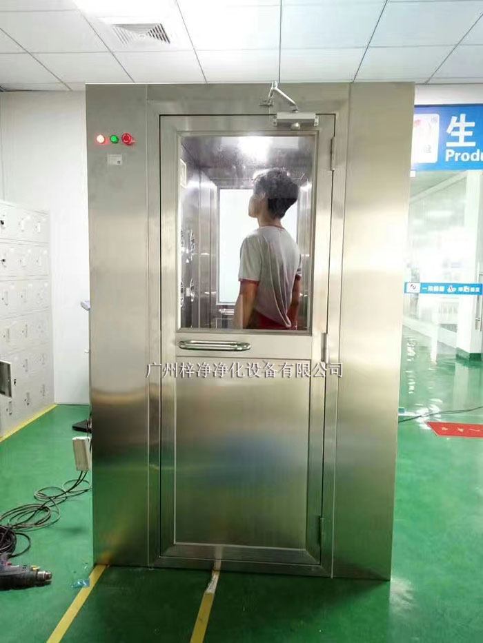 操作前應(yīng)檢查風(fēng)淋室各部件是否完好，包括門體、噴嘴、風(fēng)機(jī)、照明等。