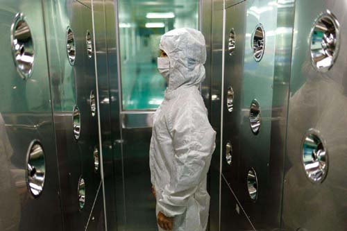 風淋室工作原理是通過高速氣流的沖擊，有效清除進入潔凈室的人員、物料表面攜帶的塵埃和污染物。