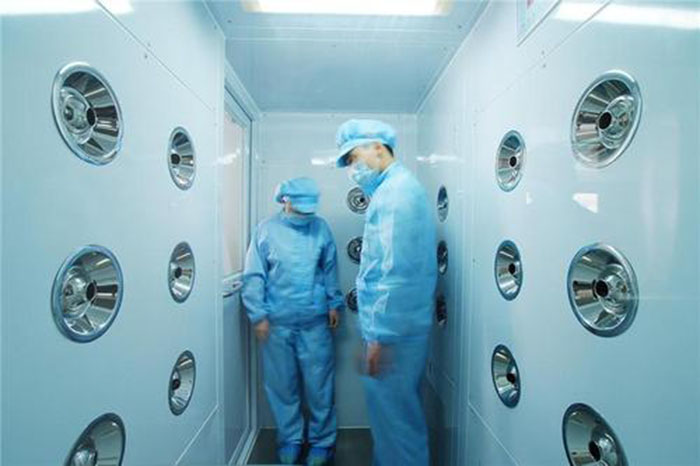 進入風淋室前，應佩戴專用鞋套和帽子，鞋套應與地面接觸面完全覆蓋，帽子則應能覆蓋頭發，防止頭發飛揚。